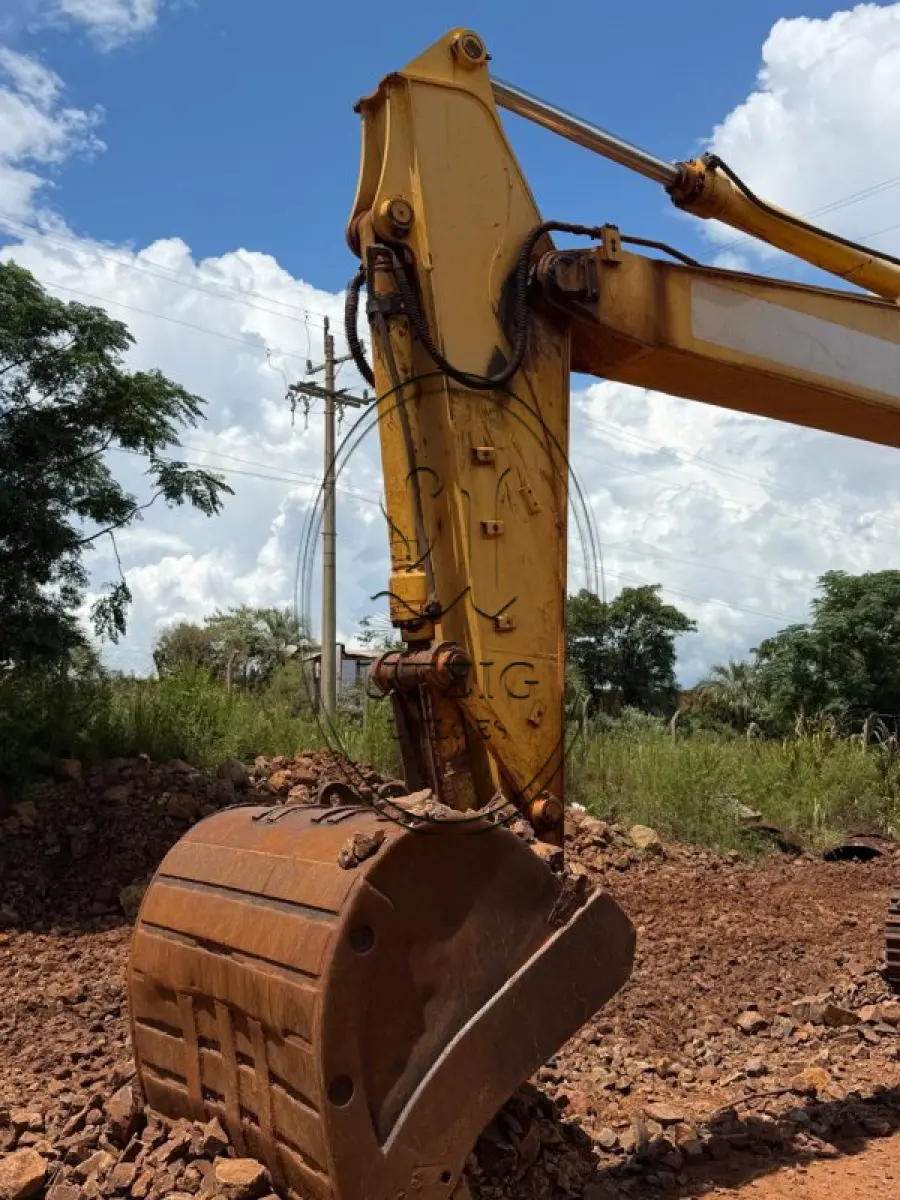 LOTE 003 - Escavadeira Hidráulica New Holland 215B