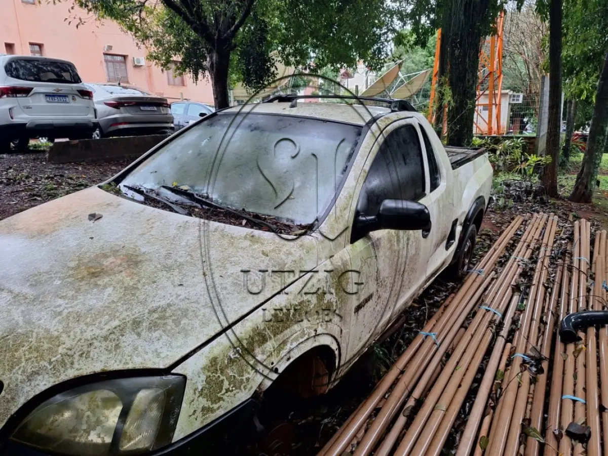 LOTE 012 - Veículo Caminhonete -Chevrolet Montana; Sucata aproveitável para desmonte, Cor: Branca , ano de fabricação não identificado, Sucata sem direito a documentação. Veículo recebido da Receita Federal nas condições em que se encontra.