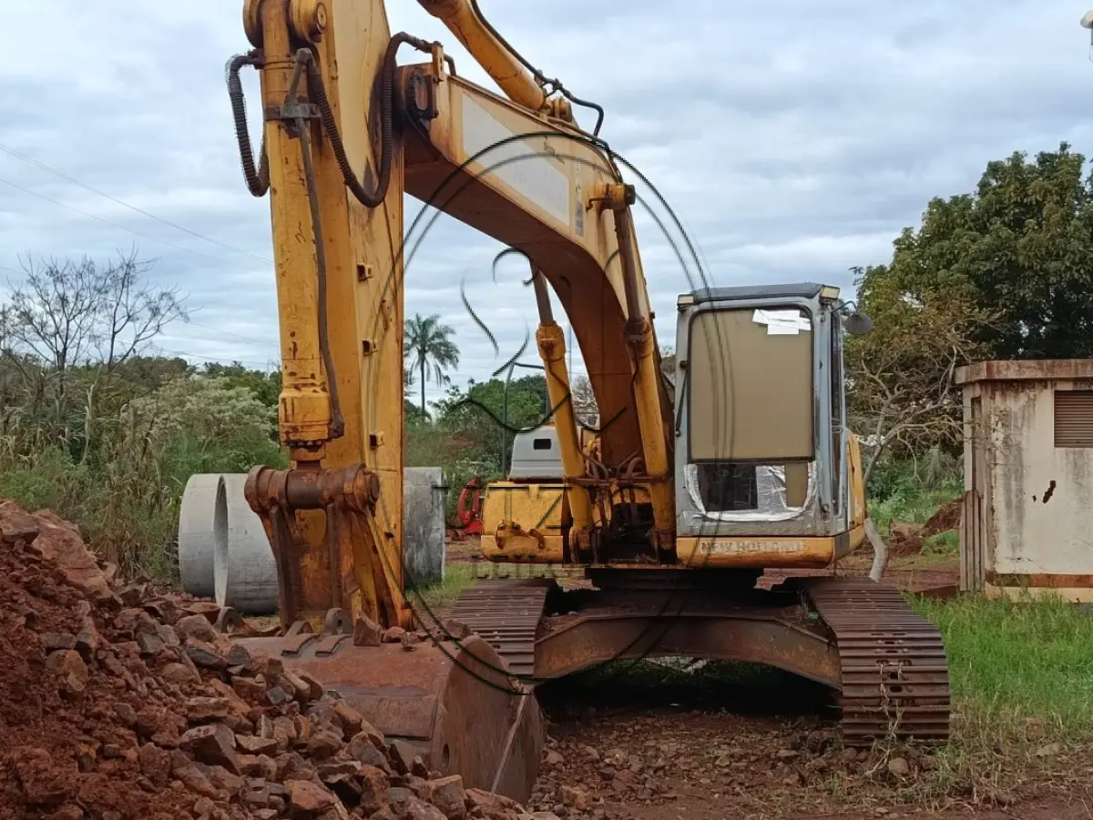 LOTE 003 - Escavadeira Hidráulica New Holland 215B