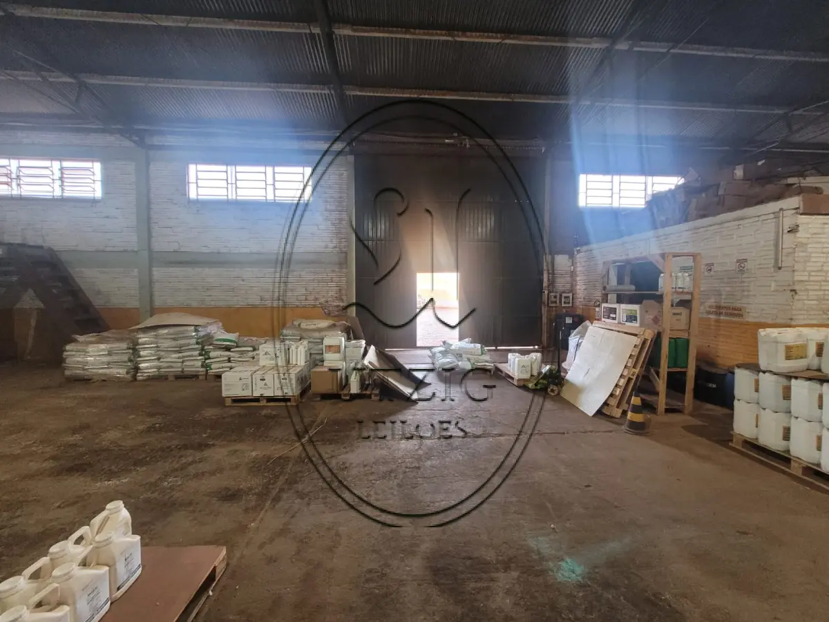 LOTE 001 - Pavilhão de alvenaria com 450,00m² sobre terreno com 1.123,60m²