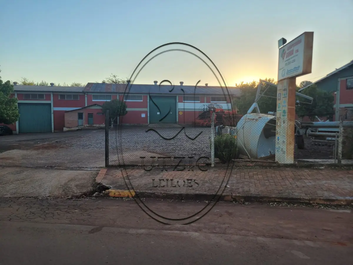 LOTE 001 - Pavilhão de alvenaria com 450,00m² sobre terreno com 1.123,60m²