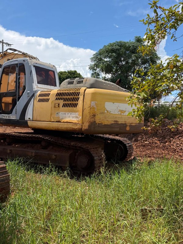 Foto de Escavadeira Hidráulica New Holland 215B